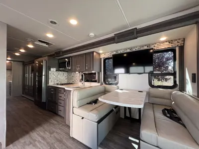 2023 Thor Motor Coach Miramar photo 6