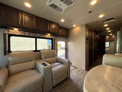 2023 Thor Motor Coach Miramar photo 4