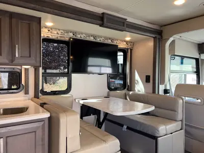 2023 Thor Motor Coach Miramar photo 7