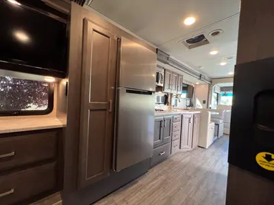 2023 Thor Motor Coach Miramar photo 13