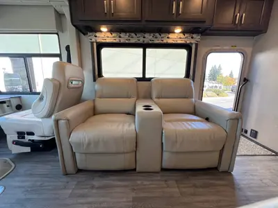 2023 Thor Motor Coach Miramar photo 5