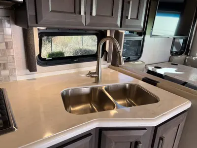 2023 Thor Motor Coach Miramar photo 9
