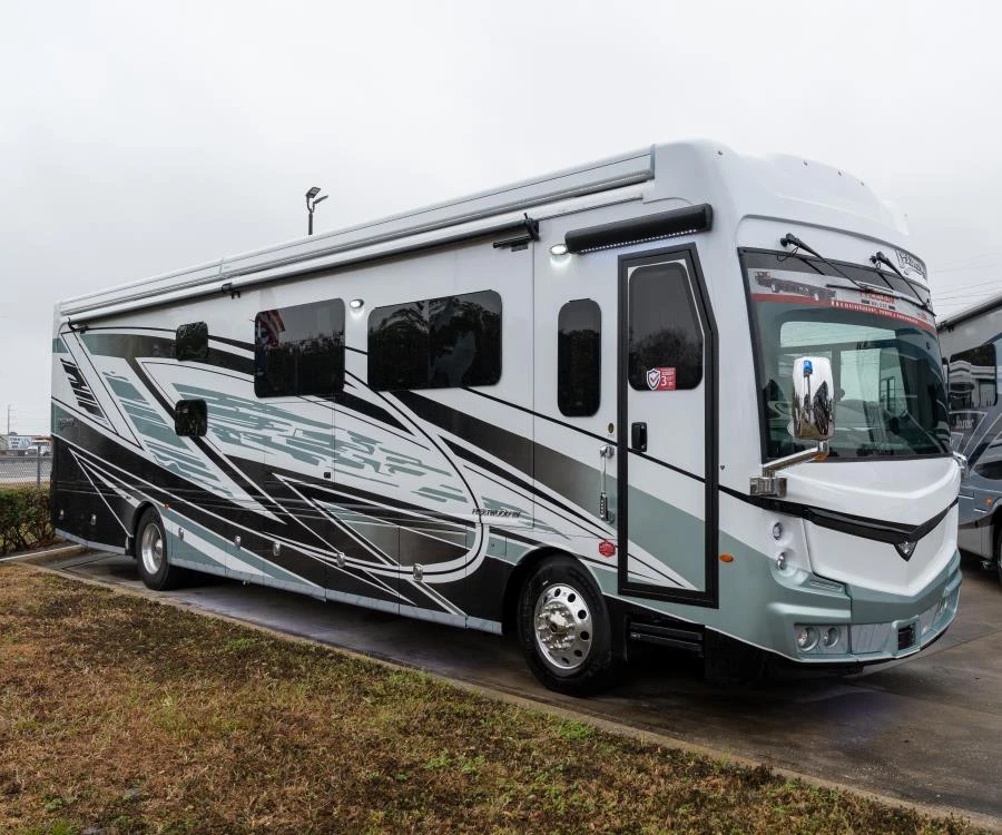 2026 Fleetwood Discovery LXE exterior