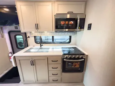 2027 Thor Motor Coach Omni photo 7