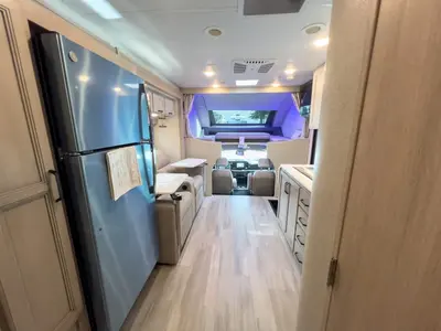 2027 Thor Motor Coach Omni photo 2