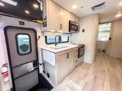 2027 Thor Motor Coach Omni photo 5
