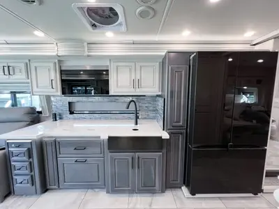 2027 Fleetwood Discovery LXE photo 9