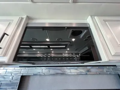 2027 Fleetwood Discovery LXE photo 11