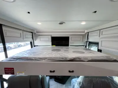 2027 Fleetwood Discovery LXE photo 4