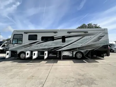 2027 Fleetwood Discovery LXE photo 26