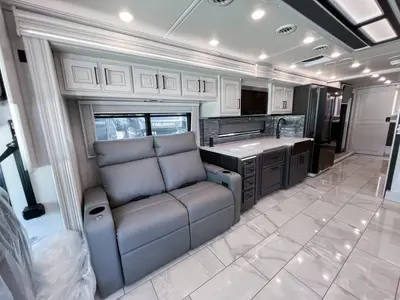 2027 Fleetwood Discovery LXE photo 7