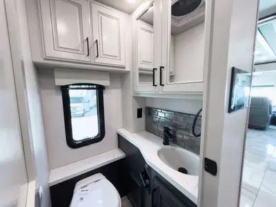 2027 Fleetwood Discovery LXE photo 18