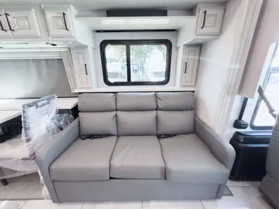2027 Fleetwood Discovery LXE photo 15