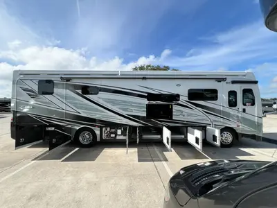 2027 Fleetwood Discovery LXE photo 28