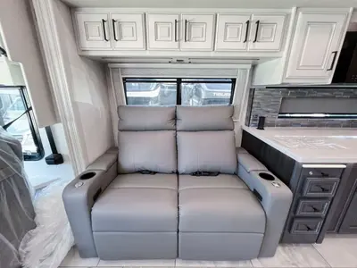 2027 Fleetwood Discovery LXE photo 8