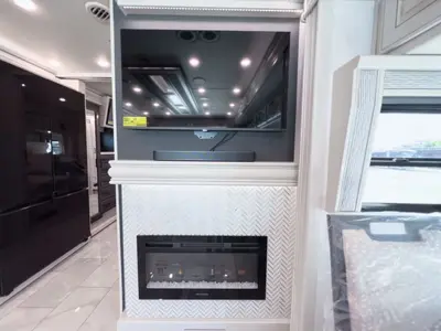 2027 Fleetwood Discovery LXE photo 17