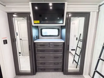 2027 Fleetwood Discovery LXE photo 20