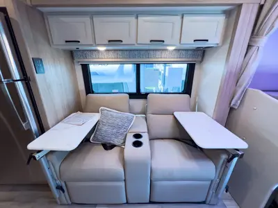2027 Thor Motor Coach Omni photo 16