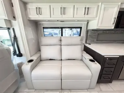 2027 Fleetwood Discovery photo 8