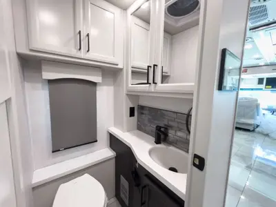 2027 Fleetwood Discovery photo 18