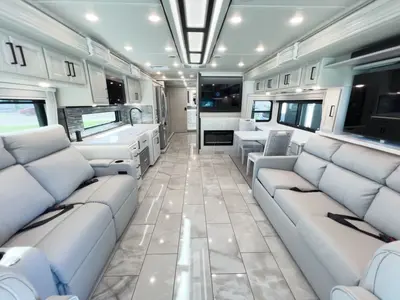 2027 Fleetwood Discovery photo 5