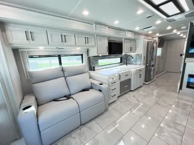 2027 Fleetwood Discovery photo 6