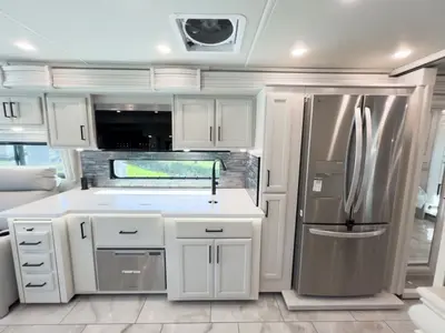 2027 Fleetwood Discovery photo 8