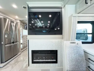 2027 Fleetwood Discovery photo 17