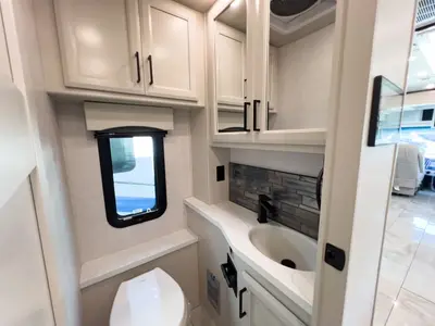 2027 Fleetwood Discovery photo 18