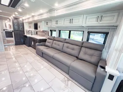 2027 Fleetwood Discovery LXE photo 7