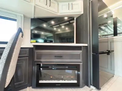 2027 Fleetwood Discovery LXE photo 16