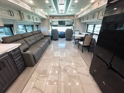 2027 Fleetwood Discovery LXE photo 3