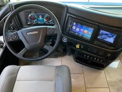 2027 Fleetwood Discovery LXE photo 2