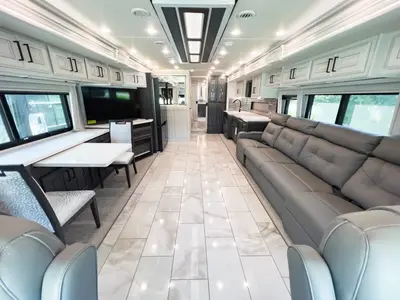 2027 Fleetwood Discovery LXE photo 6