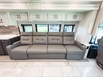 2027 Fleetwood Discovery LXE photo 8