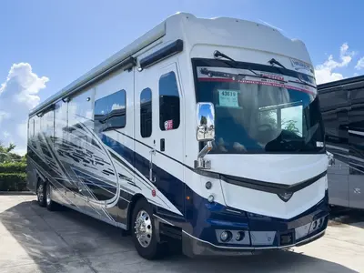 New 2027 Fleetwood Discovery LXE 44S
