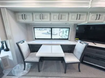 2027 Fleetwood Discovery LXE photo 17