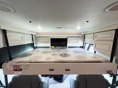 2027 Fleetwood Discovery LXE photo 4