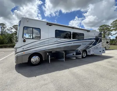 2025 Fleetwood Bounder photo 28