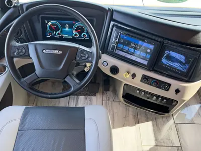 2024 Fleetwood Discovery LXE photo 2