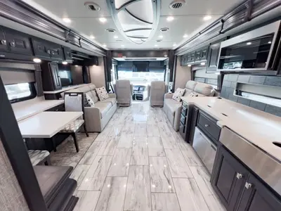 2024 Fleetwood Discovery LXE photo 3