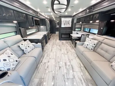 2024 Fleetwood Discovery LXE photo 5