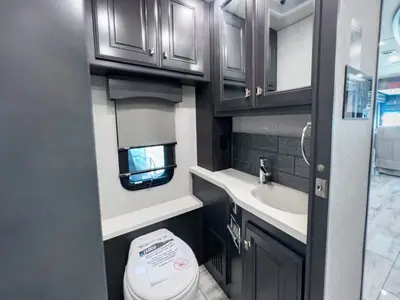 2024 Fleetwood Discovery LXE photo 19