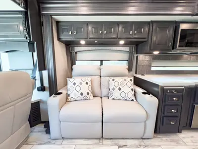 2024 Fleetwood Discovery LXE photo 7