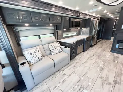 2024 Fleetwood Discovery LXE photo 6
