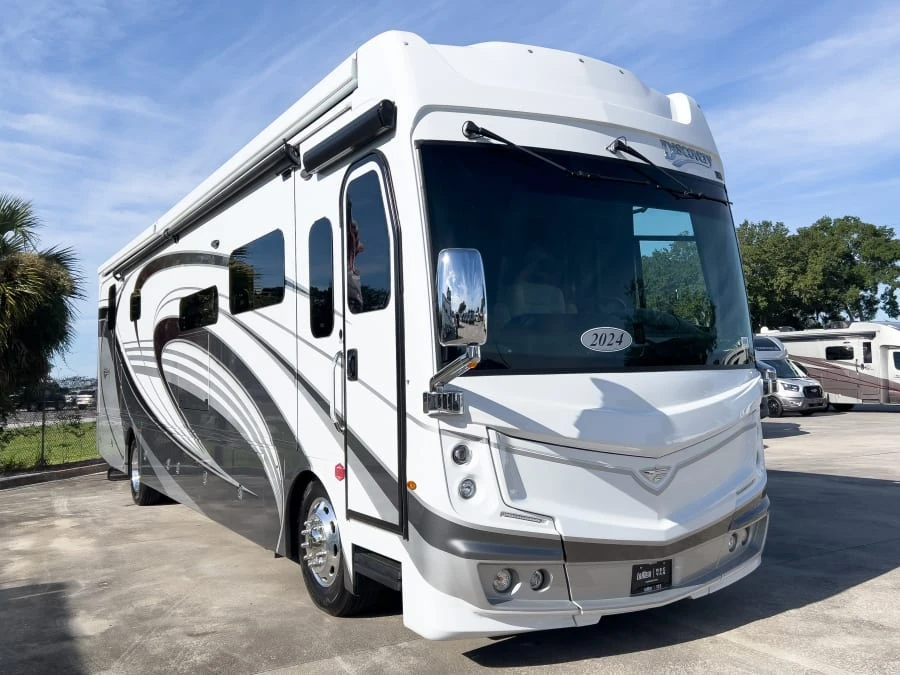 2024 Fleetwood Discovery LXE exterior