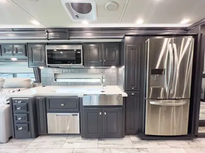 2024 Fleetwood Discovery LXE photo 8