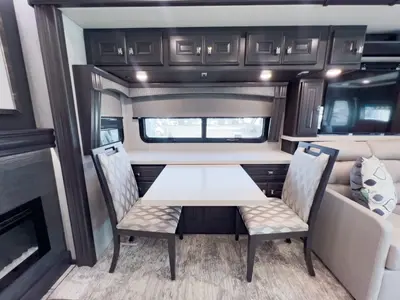 2024 Fleetwood Discovery LXE photo 17
