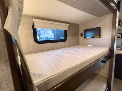 2020 Thor Motor Coach Omni photo 21