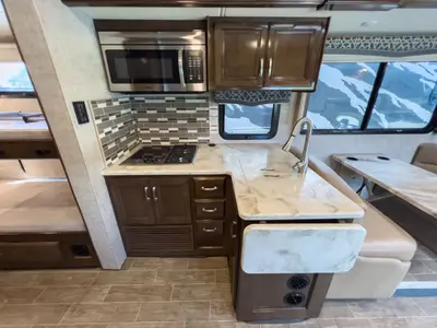 2020 Thor Motor Coach Omni photo 9